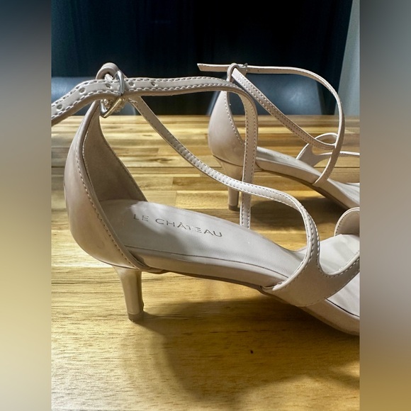 Le Chateaux Women’s Low Heel Shoe (Nude) 7 US - Picture 3 of 7